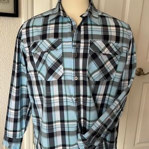 Like new WRANGLER ALL TERRAIN GEAR shirt. Navy blue/light blue. Sz XL. EUC